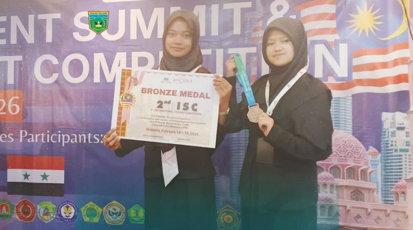 Dua siswi SMAN.1 Padang Panjang saat menerima penghargaan di ajang ISC Malaysia.